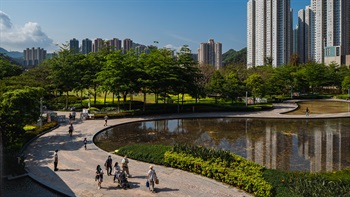 人工湖的弯曲湖边彷似将单车馆的椭圆形线条向外伸延，并形成蜿蜒于公园内的行人径。